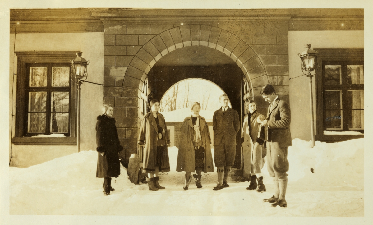 Søstrene Egeberg og venner fotografert foran inngangsporten til Bogstad gård nyttårsdag 1926.