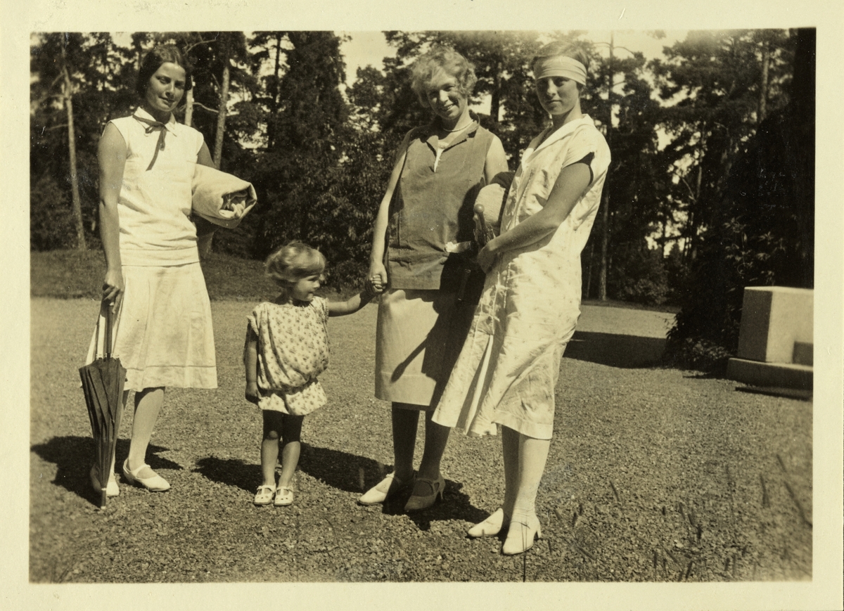Lucy Egeberg og Karen Egeberg med håndklær under armen. I midten Esther Egeberg med Marie Elizabeth. Fotografert, muligens på Snarøya, juli 1926. 