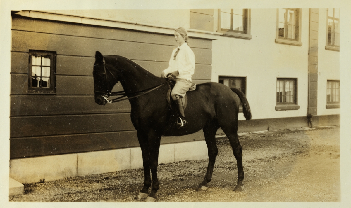 Karen Egeberg på hesten "Kluck" på gårdsplassen til Bogstad gård. Fotografert august 1926.