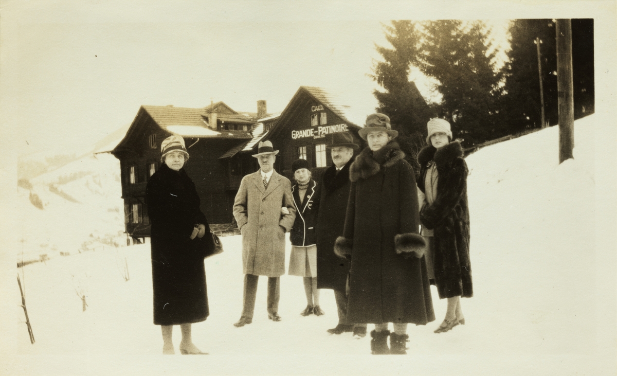 Familiene Egeberg og Løvenskiold i Caux, Sveits. Fra venstre antagelig Dorothea Løvenskiold, Westye P. Egeberg, Karen Egeberg, Harald Løvenskiold, Nini Egeberg og Lucy Egeberg. Fotografert januar 1927.