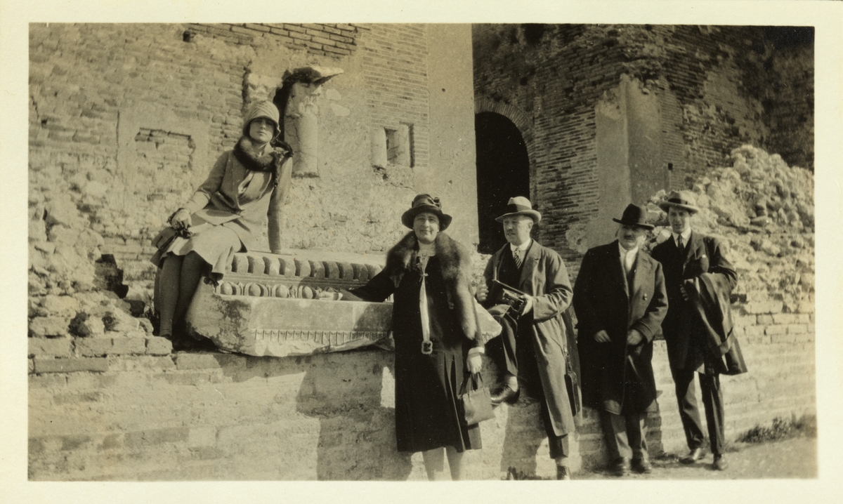 En gruppe norske turister ved det greske teater i Taormina på Sicilia. Fra venstre antagelig Lucy Egeberg, Nini Egeberg, Westye Egeberg, Harald Løvenskiold og ukjent mann. Fotografert januar 1927.