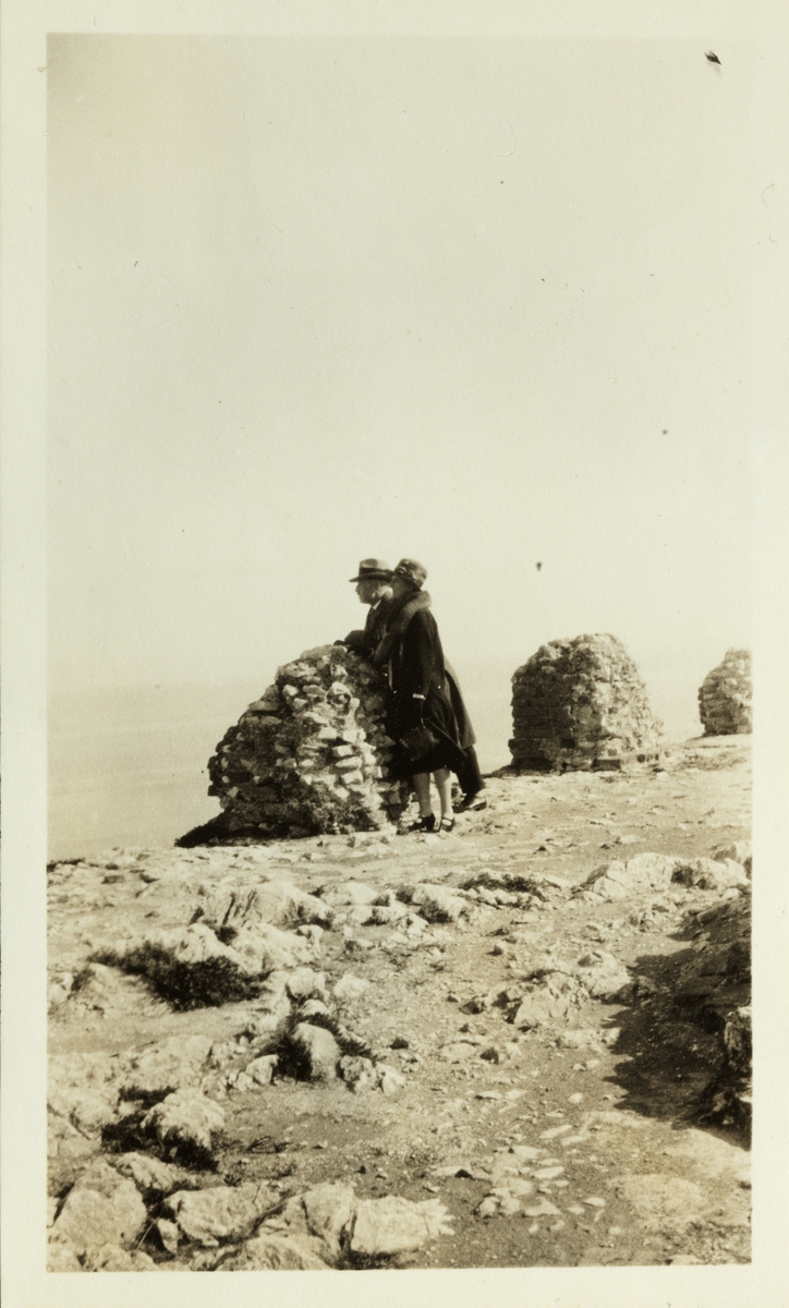 To medlemmer av familien Egeberg (Nini og Westye Egeberg?) på toppen av det greske teatret i Siracusa på Sicilia. Fotografert januar 1927