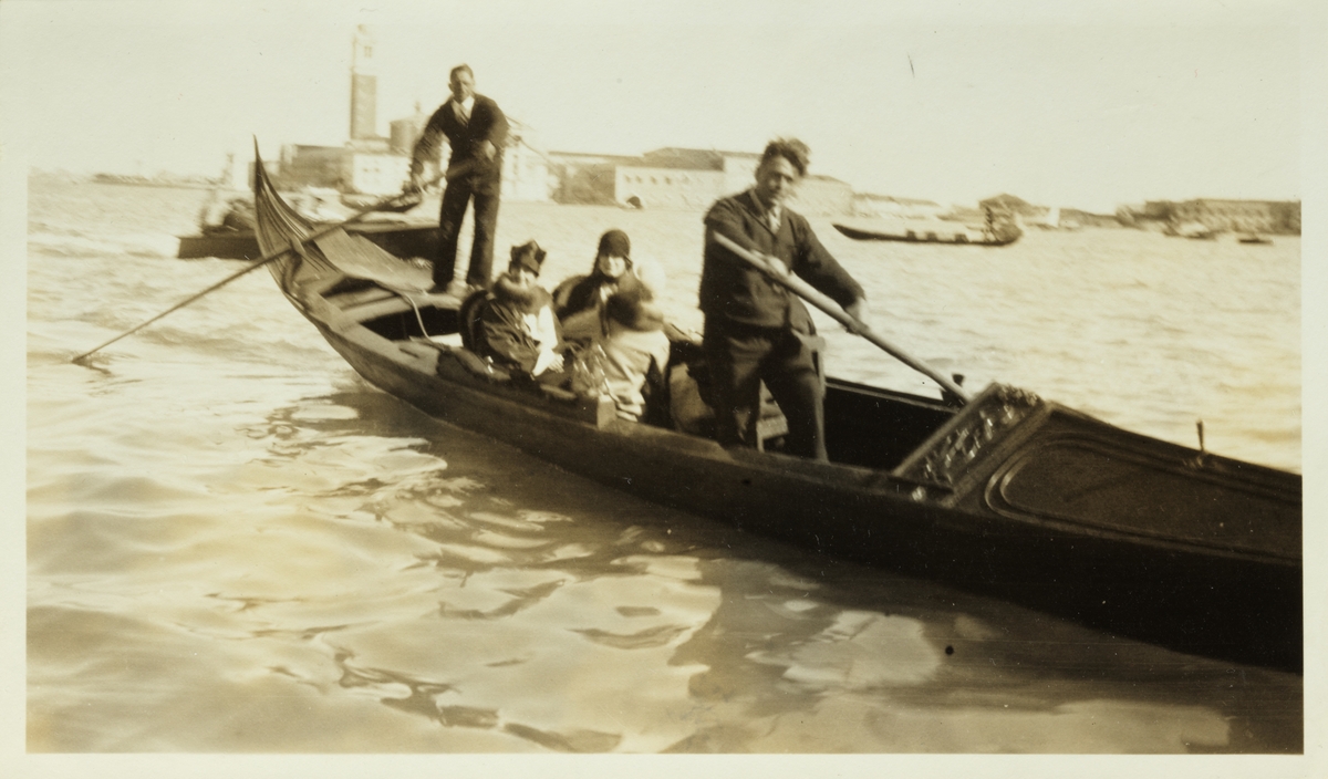 Nini Egeberg, Cecilie Liljewalch og Mimi Egeberg i gondol med to gondolierer på Canal Grande i Venezia. Fotografert påsken 1927.