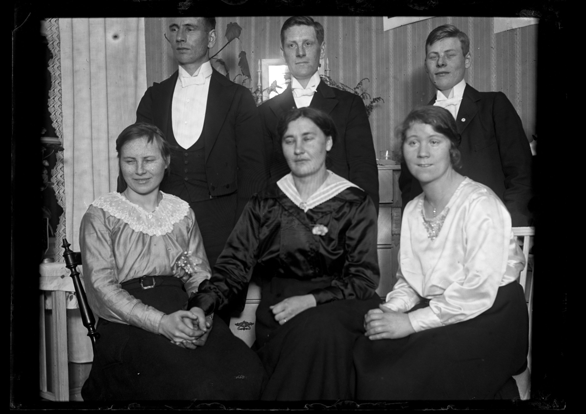 Porträtt av tre män och tre kvinnor. Mannen till vänster är Birger Westergren och kvinnan nere till höger Julia Westergren.