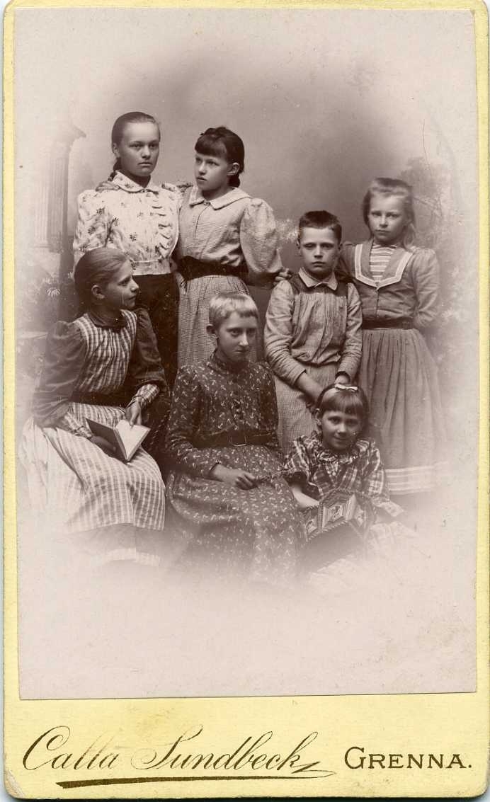 En grupp med sex flickor och en pojke.