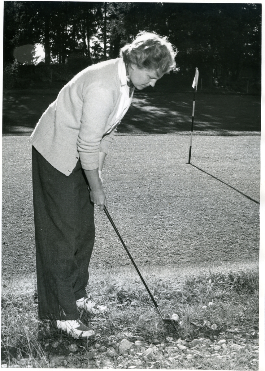 Västerås. 
Ann-Kersti Swensson på golfbanan, 1946.