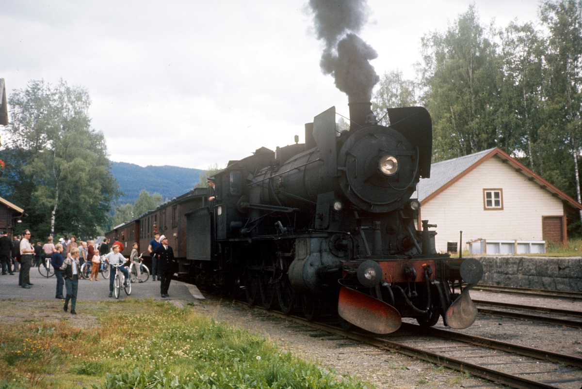 Damplokomotiv type 30b nr. 347 med A/L Hølandsbanens veterantog på Skreia stasjon