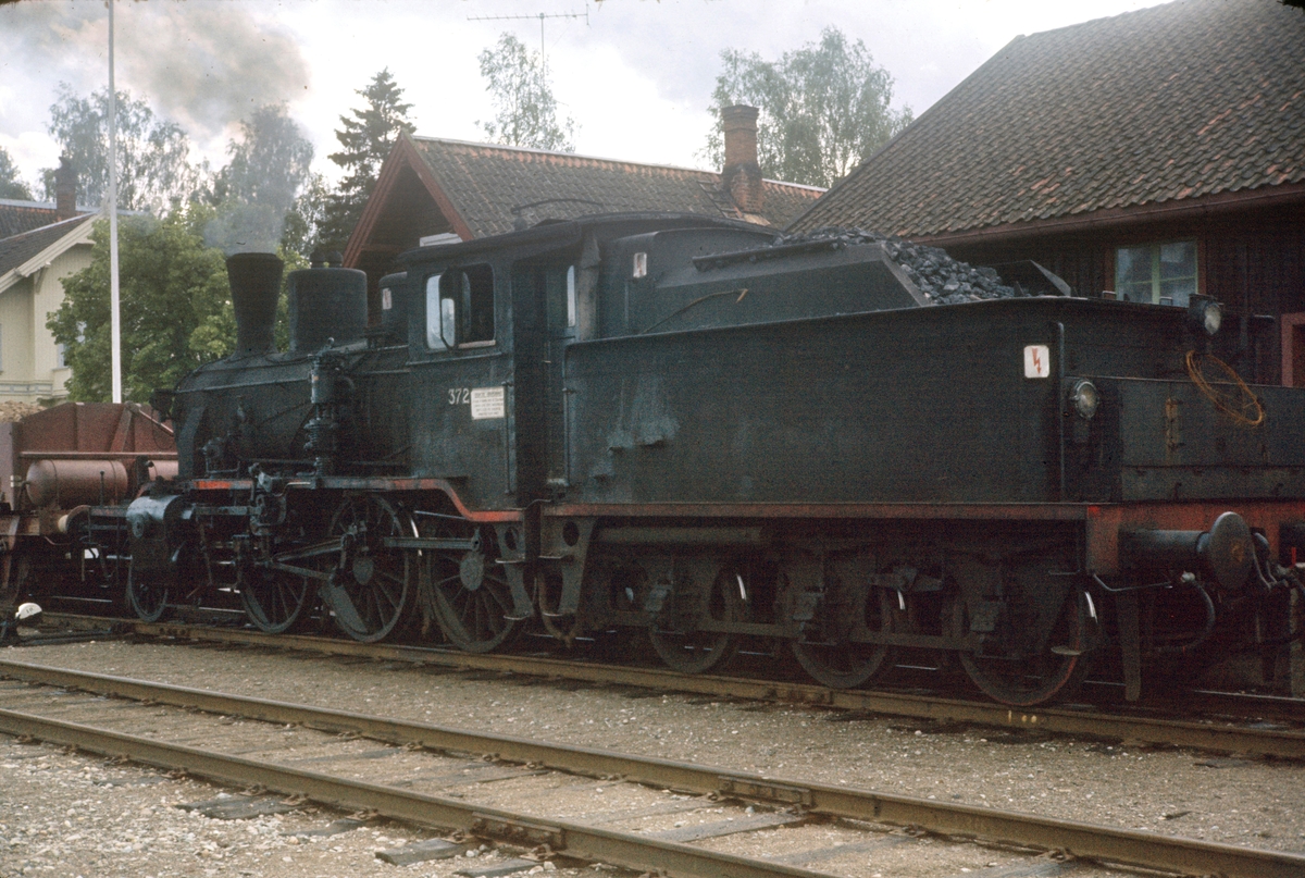 Damplokomotiv type 21c nr. 372 med grustog på Roverud stasjon på Solørbanen