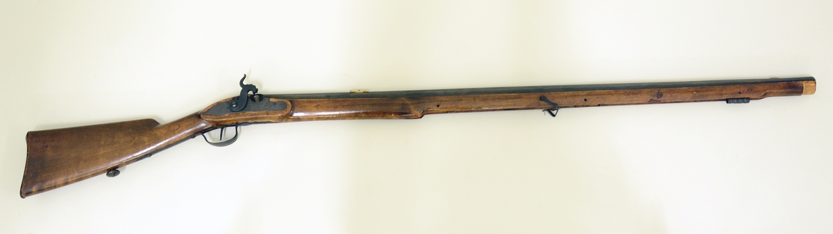 Fra protokollen: Rifle, munnladning, med 96,5 cm lang pipe i 8-kanta form og ikr. 1,36 m. lang stokk av polera bjørk. Hane og varbygil litt utkrota. Paa laasen stend: 1858 A (?) T S G (= Ambros T. Gvaala?). Ladteinen vantar (mangler). Paa dei innfelde stykki i pipa er au bokstavar: H. G. S. T. (i sjølve pipa) og O. H. S. (i massing).
Perkusjonslås.