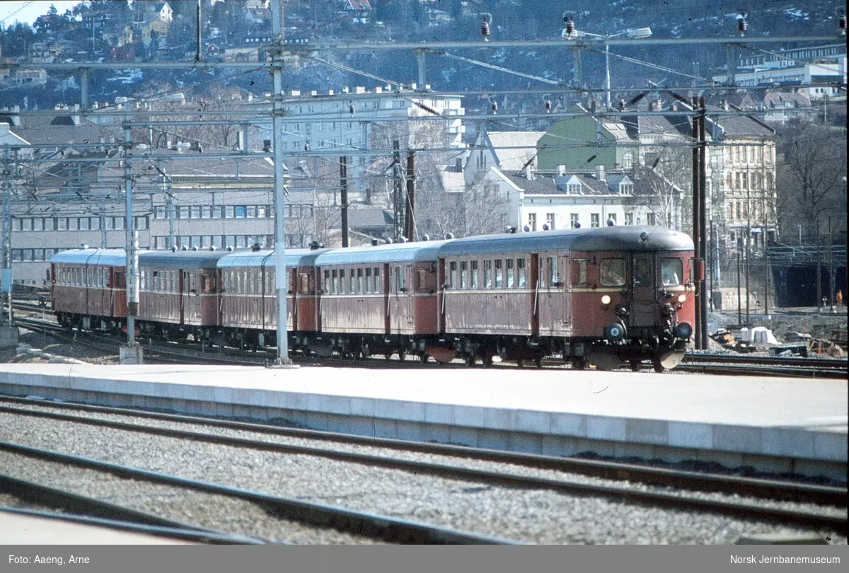Ekstra persontog fra Røros, tog 7376, kjører inn på Oslo Sentralstasjon 3. påskedag 1982. I toget dieselmotorvogner og styrevogner type 86