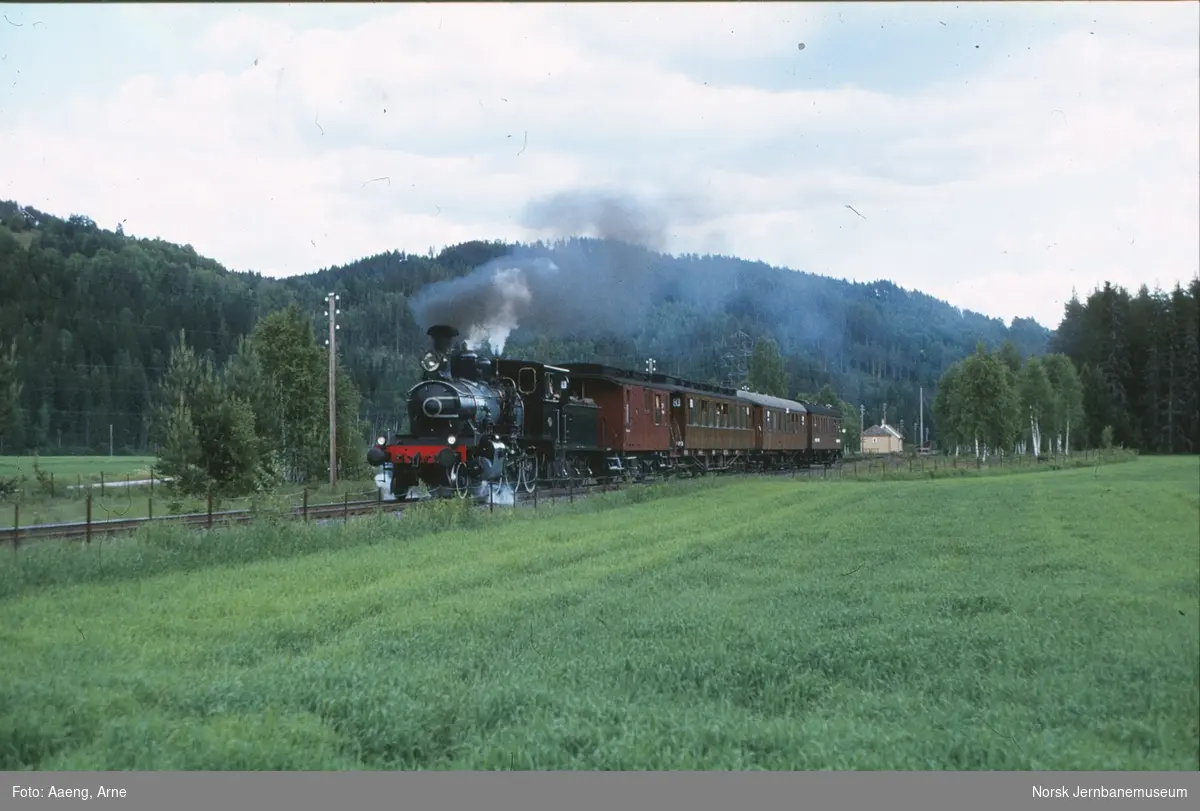 Damplokomotiv 21b 225 med veterantog for Norsk Jernbaneklubb ved Vangestad mellom Lampeland og Flesberg på Numedalsbanen