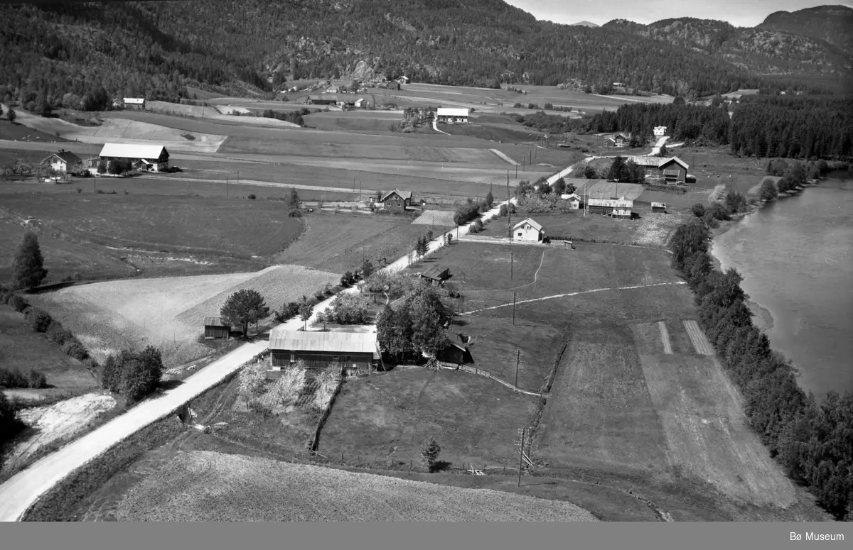 Flyfoto av Lovaldgardane, tatt 13.6.1958.