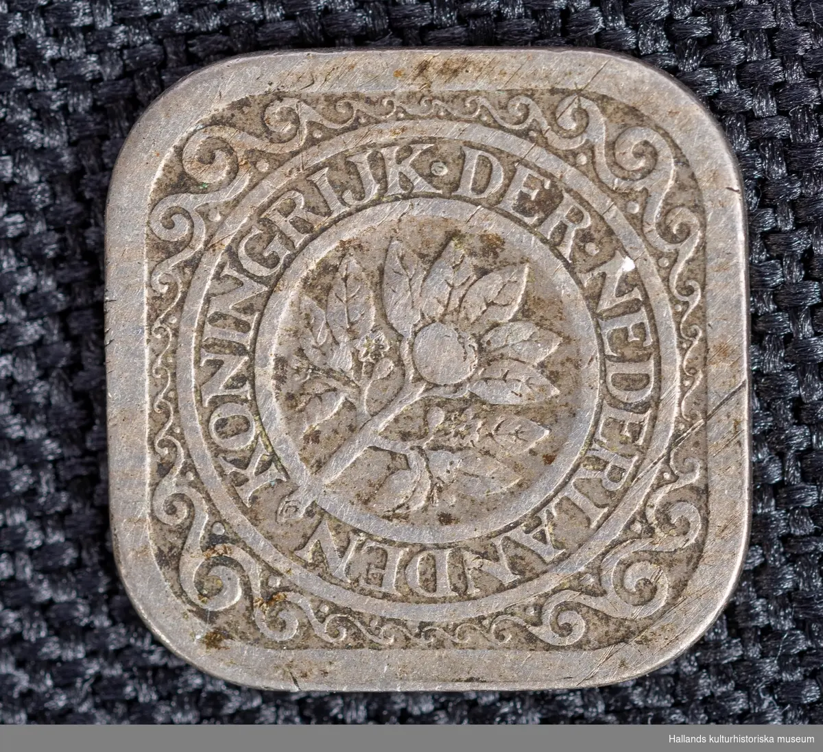 Silvermynt från Nederländerna (Holland?) 5 cent. 1913. Rektangulärt med rundade hörn.