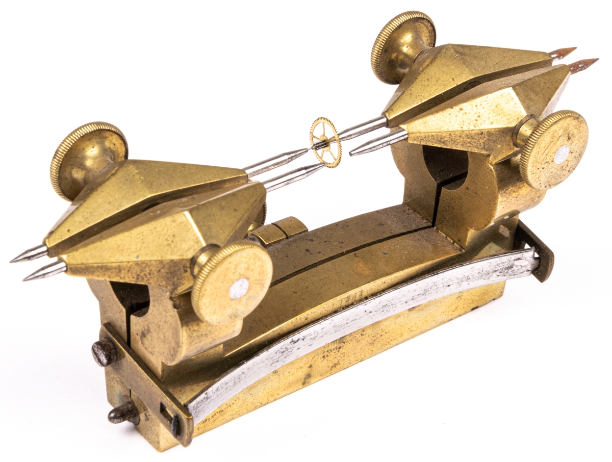 Ingreppscirkel, av mässing, för inprovning av hjulens ingrepp i varandra. Har använts i Sehlbergs urmakeriverkstad.
