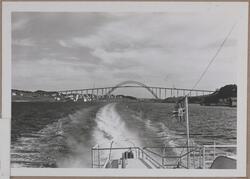 En båt på vei sørover fra Karmsund bro, antageligvis hurtigb