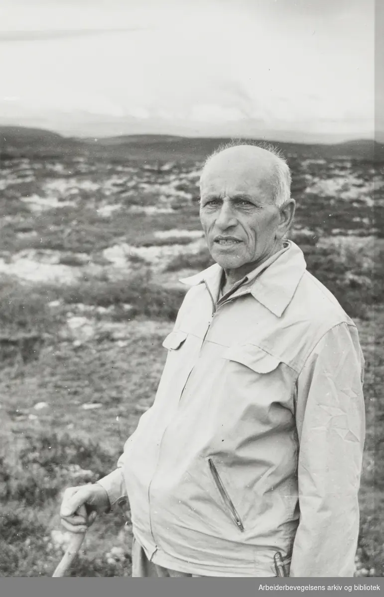 Martin Tranmæl på tur. Tekst bakpå bildet: Veidarvon 1956