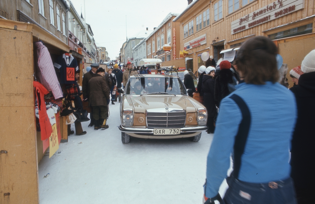 Røros-mart'n 1978. Kjerkgata. Biltrafikk.