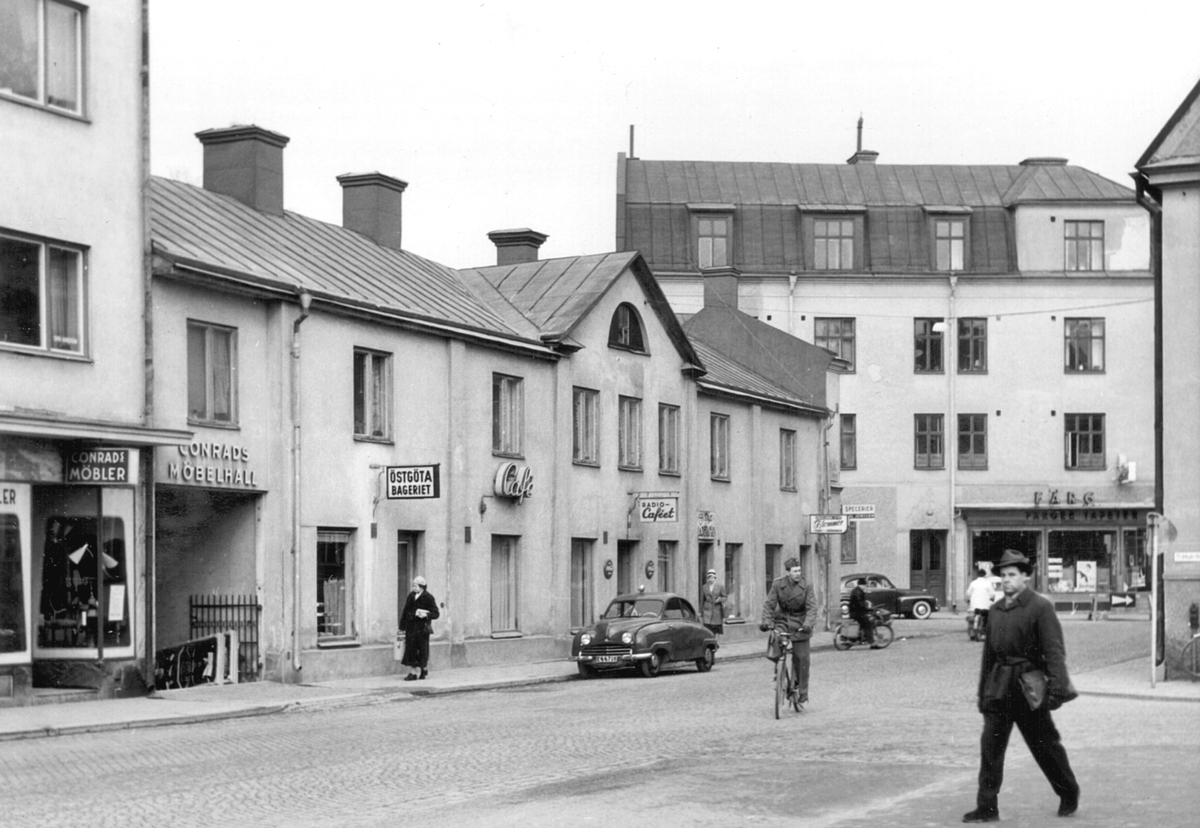 Ögonblick från Djurgårdsgatan i Linköping. I blickfånget Djurgårdsgatan 2 som bland annat inrymde det för många linköpingsbor bekanta Radio-Caféet. Den bilintresserade missar inte den parkerade Saaben av modell 92.