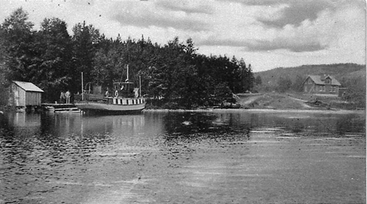Motorbåten "Bullaren" vid Framnäs brygga i södra Bullaresjön