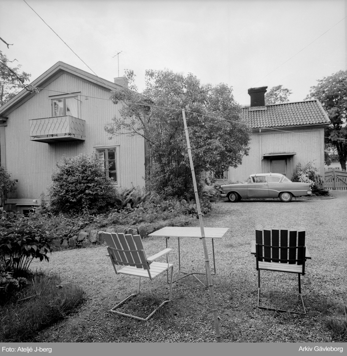 Gamla kvarteret Svanen på Öster i Gävle. Interiör och exteriör av huset som låg på hörnet av Lilla Esplanadgatan 18 och Staketgatan 57.