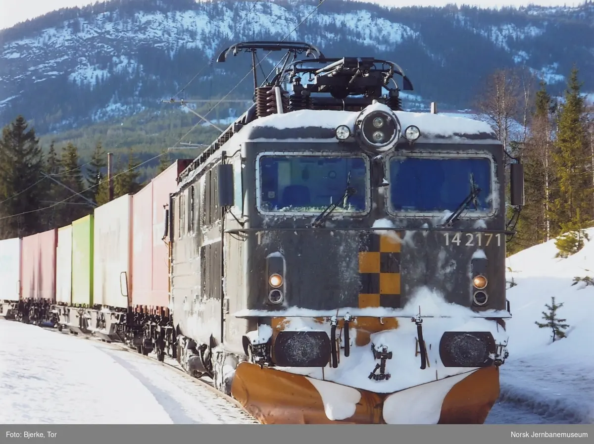 Elektrisk Lokomotiv El 14 2171 Med Godstog Retning Oslo På Torpo Stasjon På Bergensbanen Norsk 