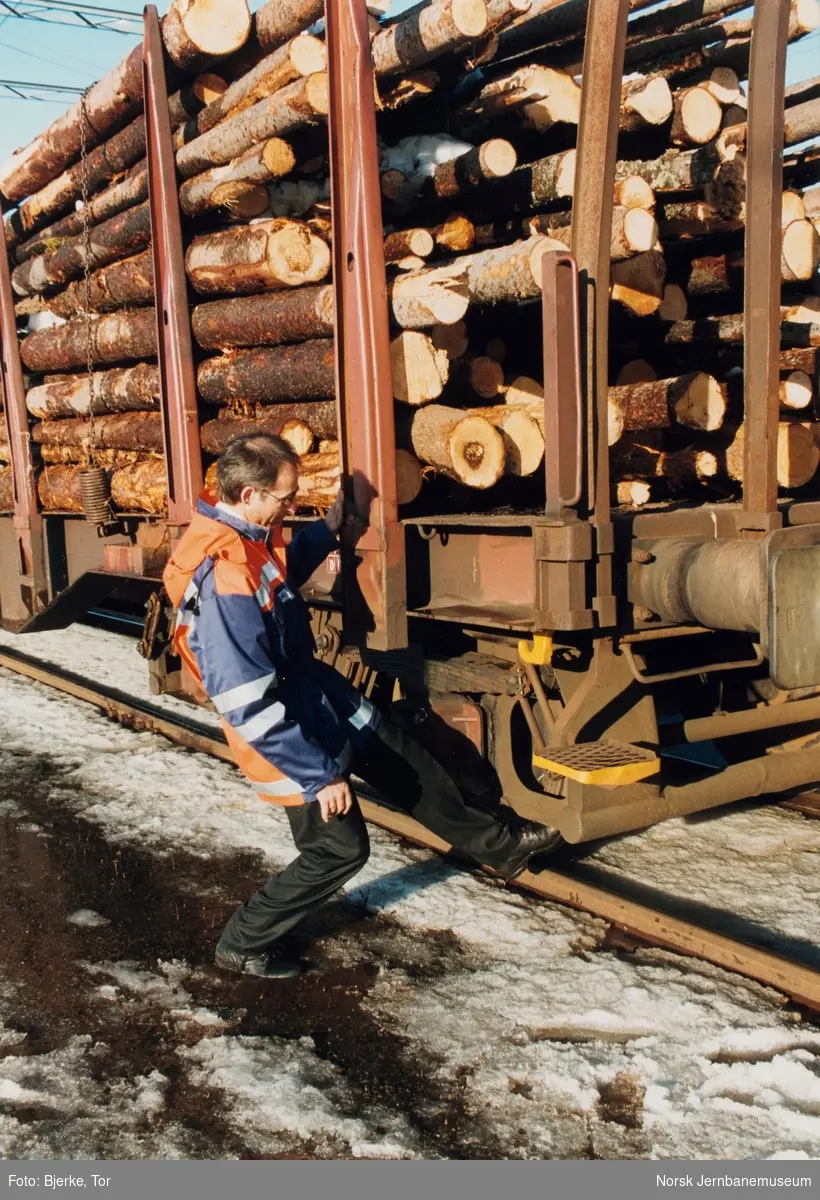 Lokomotivfører Tor Bjerke kontrollerer bremsene på fullastet tømmervogn litra Rps på Eina stasjon