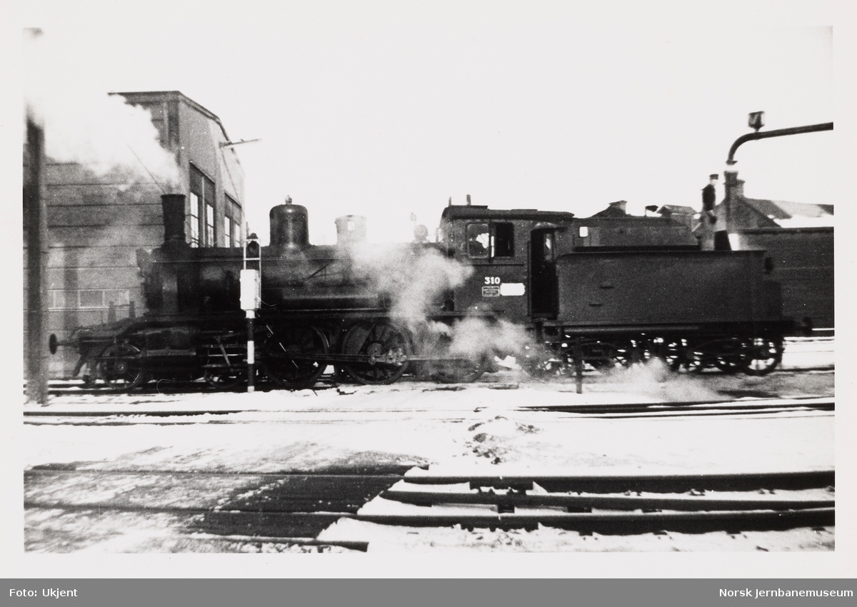 Damplokomotiv type 18c nr. 310 utenfor lokomotivstallen på Hamar stasjon