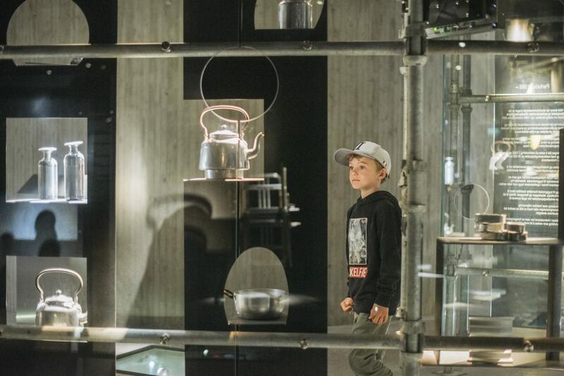 En nysgjerrig gutt på besøk på Aluminiummuseet. Foto: Georg Aamodt.