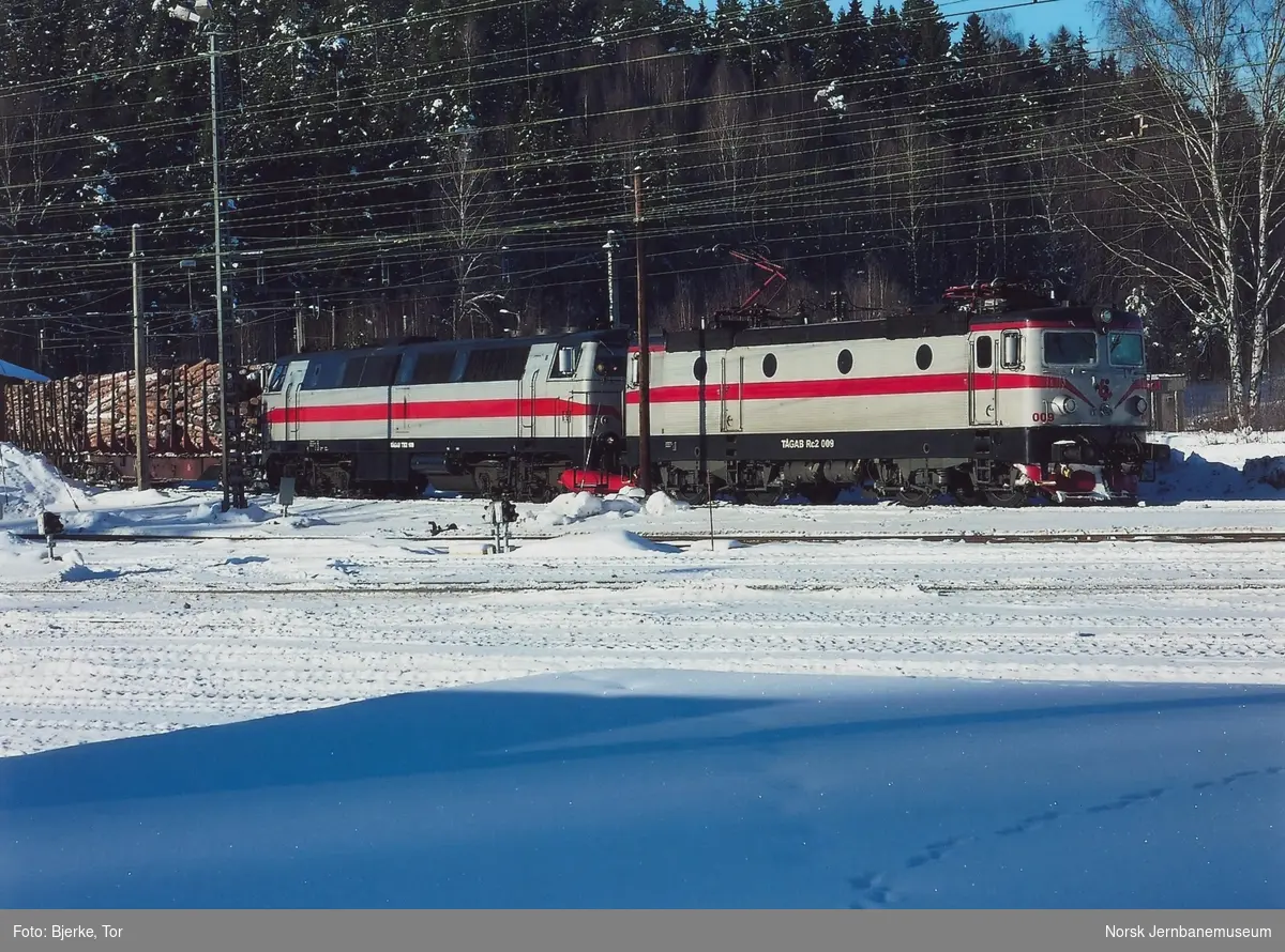 Tågåkeriet i Bergslagens elektriske lokomotiv Rc2 009 og diesellokomotiv TMZ med tømmertog på Hønefoss stasjon