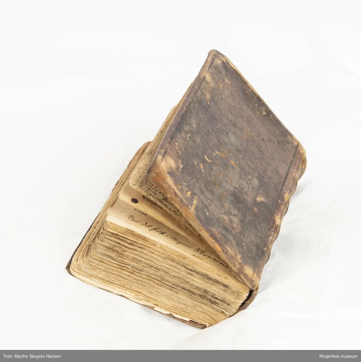 Trykket i København i 1774. 900 sider. Permer trukket med mønsterpreget lær. 