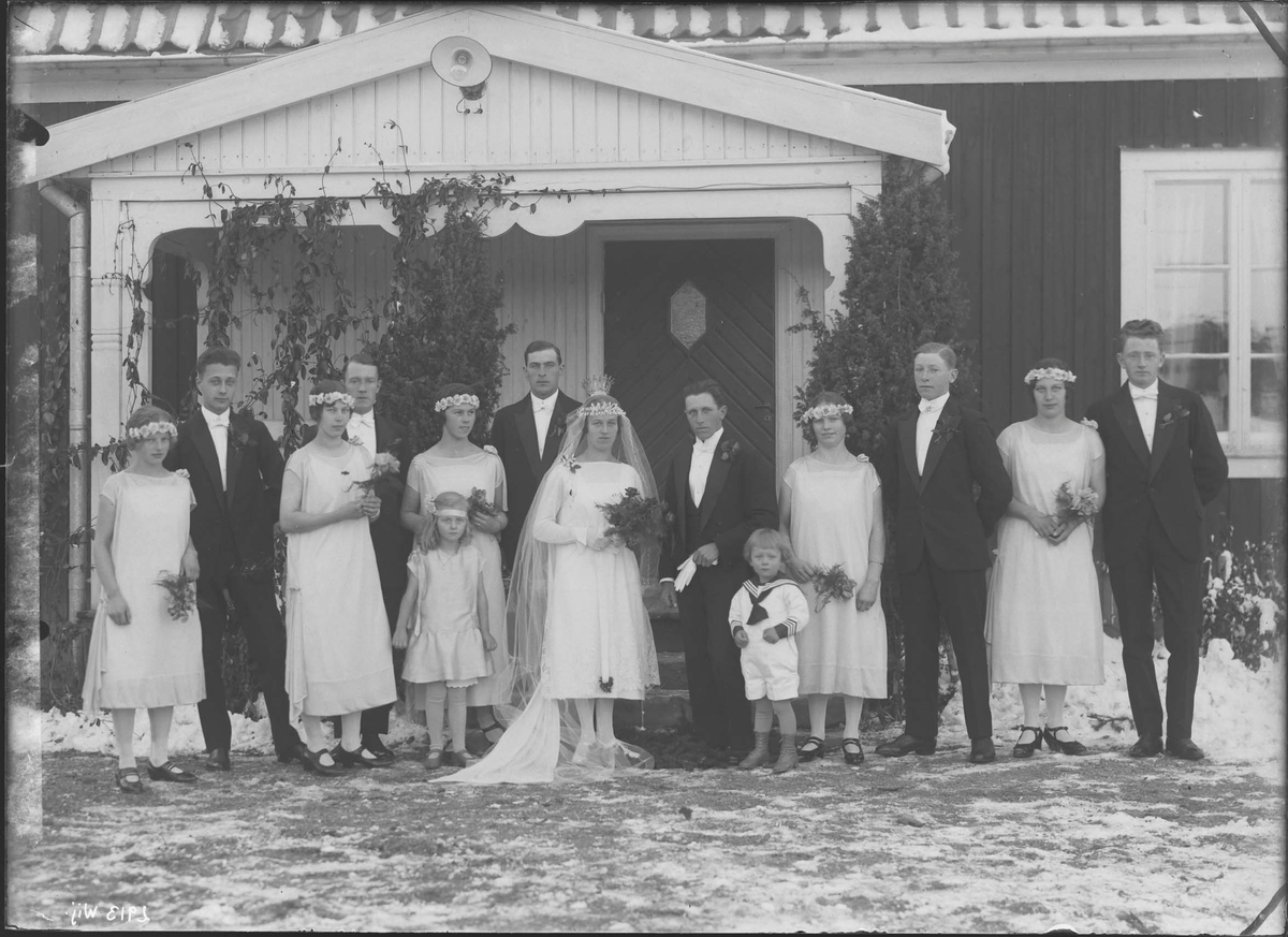 Fotografering beställd av Rörick. Föreställer brudparet Karl Fabian Rörick (1901-1976) och Märta Vilhelmina Ridderström (1903-2000) som gifte sig den 17 oktober 1925. De andra är ej identifierade.