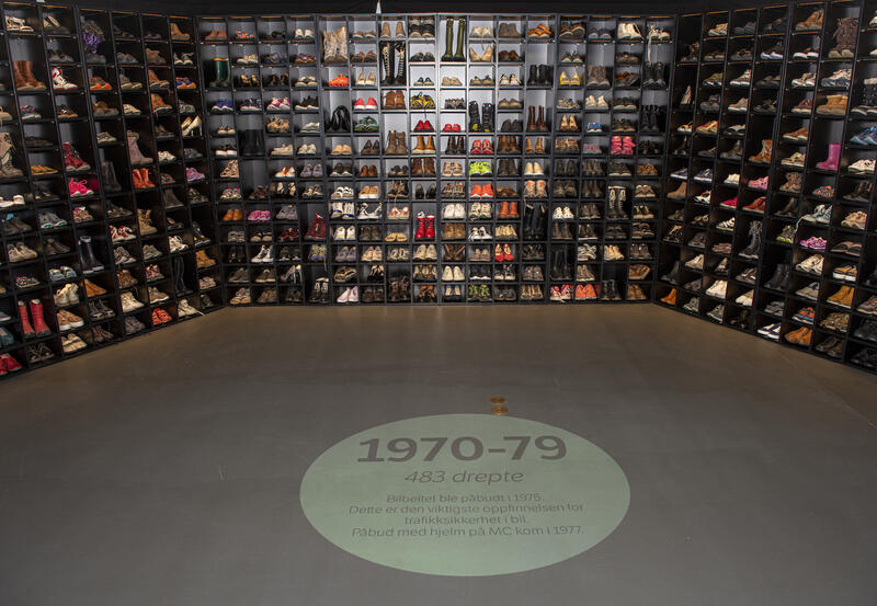 Bildet viser et hyllesystem med 560 par sko, som representerer antall døde i trafikken i 19970