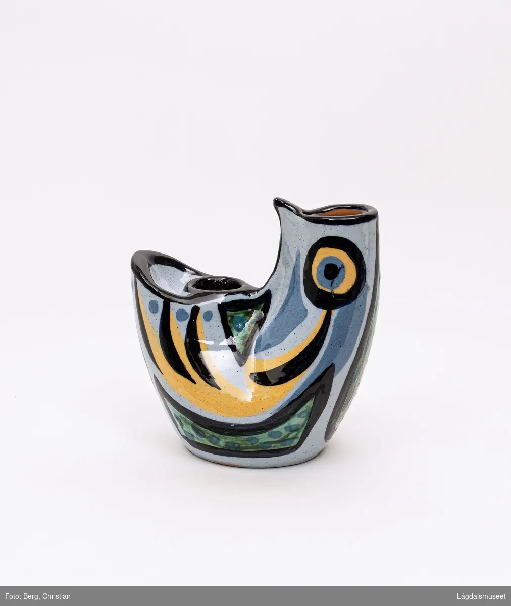 Lysestaken har en abstrakt form som kan minne om en en fugl. Abstrakt dekor gir også et videre inntrykk av en fugl via geomteriske former og ornamentikk.