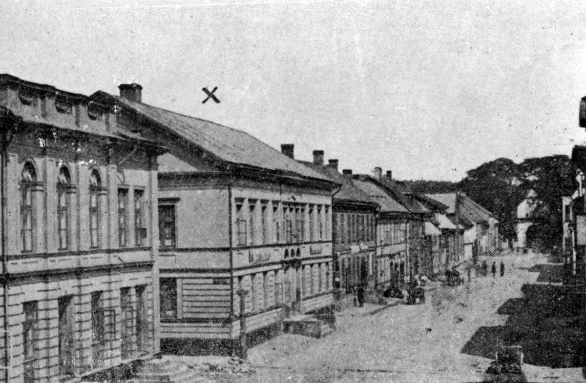 Storgatan på 1870-talet med Nymans hus.
Observera de stora trapporna.
