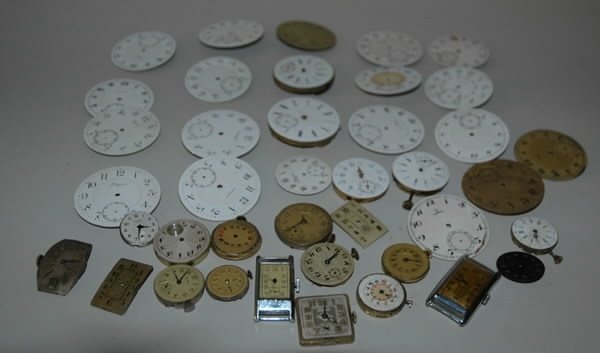Samling av urtavlor och urverk av metall, stål. Alla är ofullständiga fick- och armbandsur. Urval av urtavlor:
I) Samling av delar av ur i kartong.
II) Urtavla märkt: "ORION". Urtavla märkt: "LUC". 
III) Urtavla märkt: "Longines". Urtavla märkt: "Longines".
IV) Urtavla märkt: "OMEGA". Urtavla.
V) Urtavla märkt: "J. CALAME. ROBERT".  
Urtavla, märkt:"Longines".