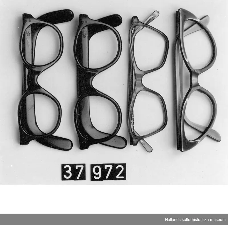 Samling av glasögonbågar, 46 stycken, av plast i olika former. Mått: längd 12-14 cm.

11 stycken gallrades 2013-11-19 pga att de var tillverkade av nedbrytningsbar celluloidplast. Llg
Bågarna på bild fyra, fem, sex och sju är gallrade ur samlingen.