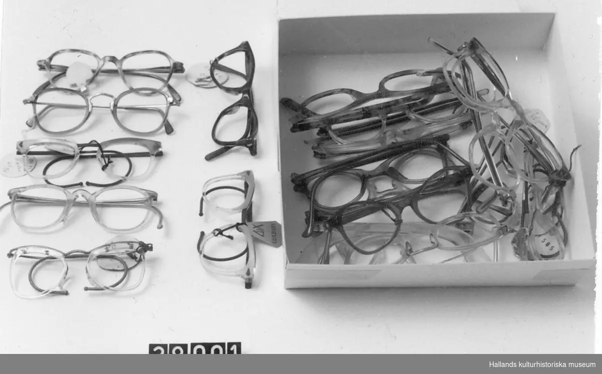 Åtta stycken glasögonbågar av plast och metall. Små bågar för barn. Ljus färgsättning på samtliga bågar, ljusbruna, gula.
Mått: längd 10-12 cm, bredd 3,5-4 cm, tjocklek 2 cm.

Sju stycken glasögon gallrades 2013-11-19 pga att de var tillverkade av nedbrytningsbar celluloidplast. / Llg
Glasögonen på bild två, tre och fyra är gallrade ur samlingen.