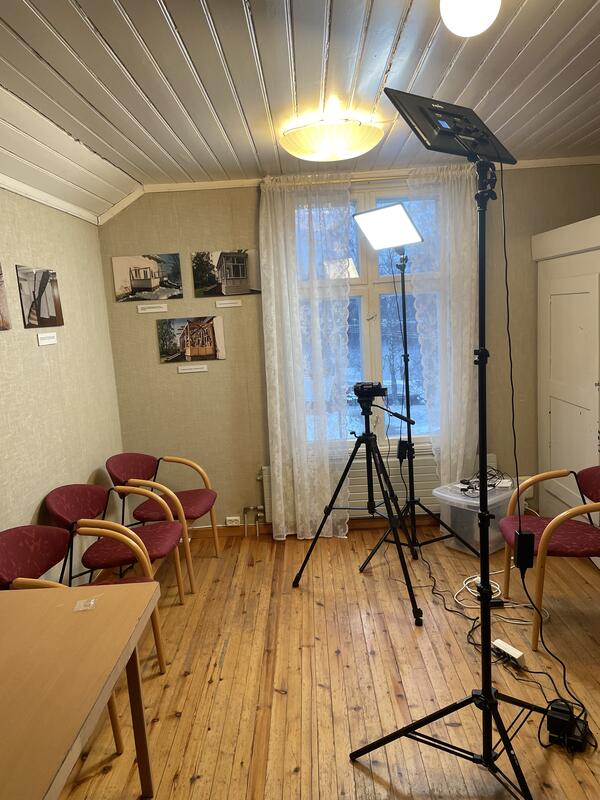 Foto av rom med utstyr for videofilming