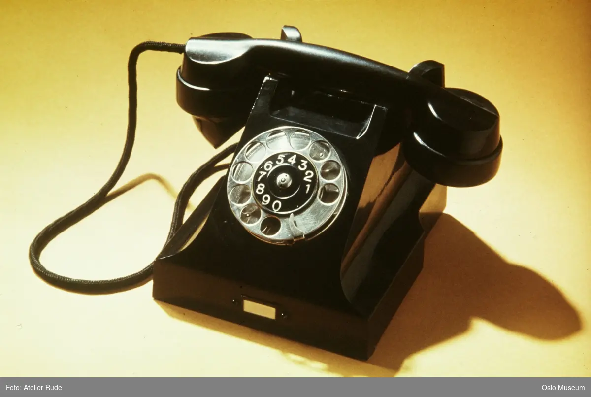 telefonapparat fra Elektrisk Bureau (EB), tallskive nummerert fra 0 til 9