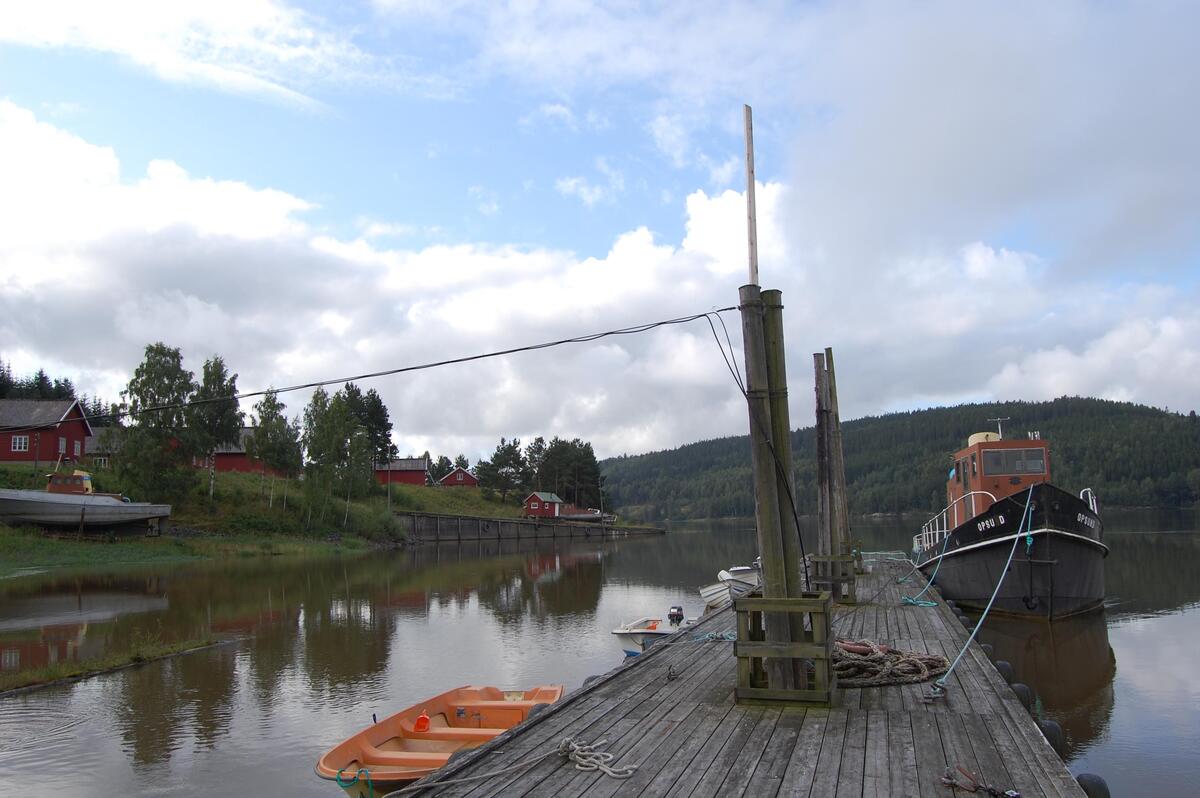Bryggen med slepebåt ved Furuholmen i Varteig
