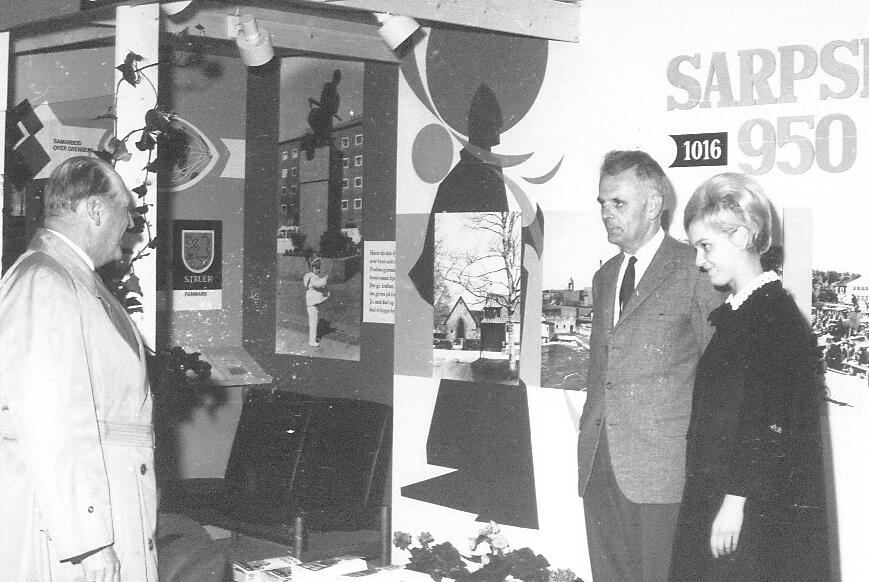 Kong Olav besøker Sarpsborg kommune sin stand i Sparta Amfi ved byjubileet i 1966