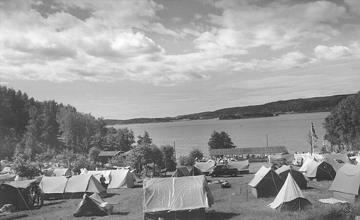 Campingplassen i Høysand ovenfor badestranda en sommerdag