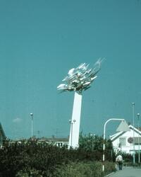 Skulpturen Fugleflukt av Arnold Haukeland utenfor Sarpsborg 