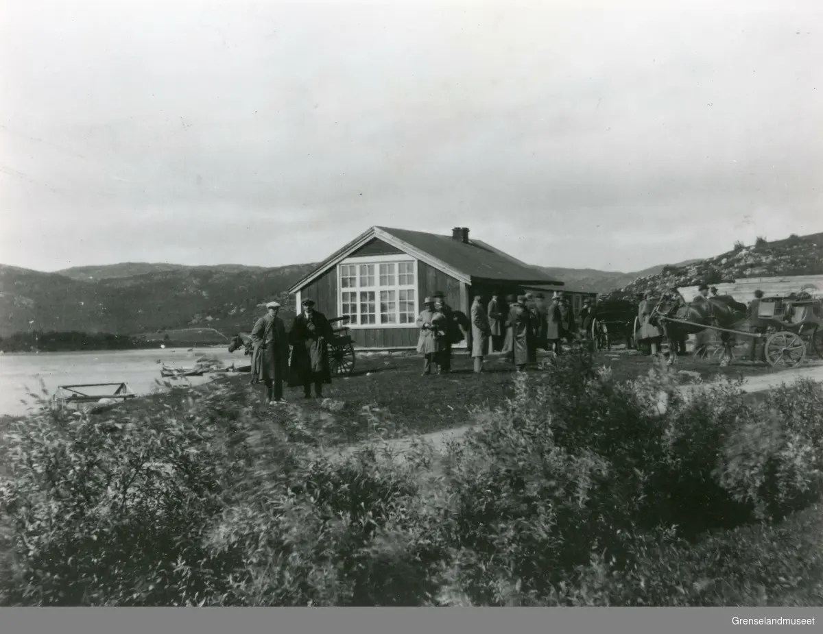 Sandnes skole ved Langfjorden i Sør-Varanger 1867-1944. Her er stortingets samferdselskomite på befaring i 1923. 