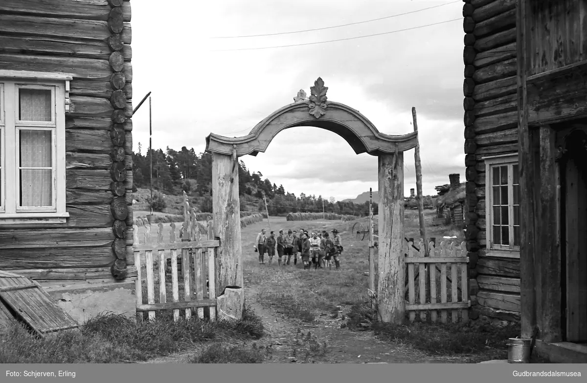 Speidarar ved porten inn til tunet på nigard Kvarberg