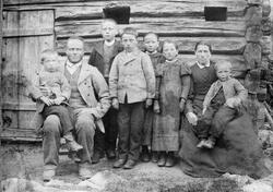 Ola Skjåkøygard (f. 1848) med familie