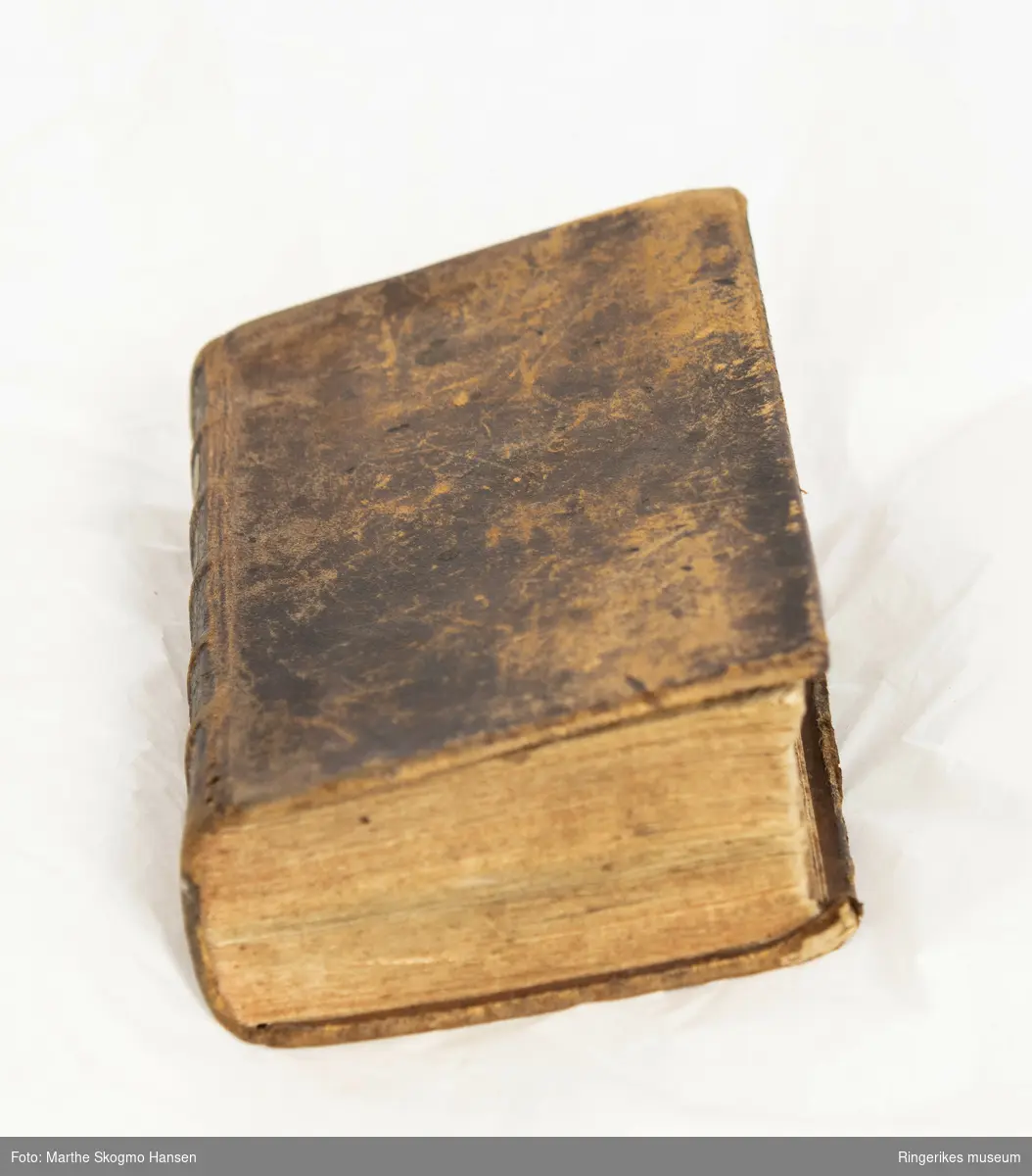 Trykket i København i 1759. 818 sider. Trepermer trukket med lær.
