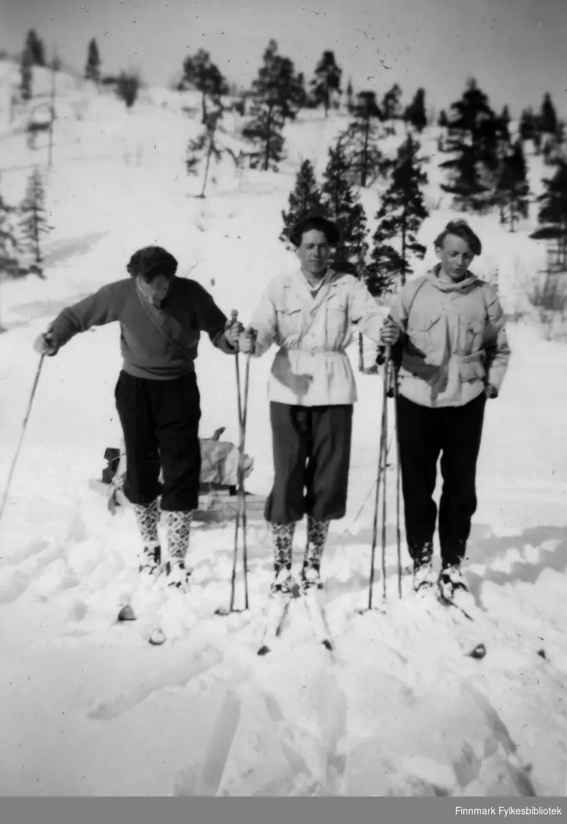 Enok, Rognmo, Kolbjørn Olsen, og Martin Seljemo på skitur til fiskevann. Se også bilde 020,022 fra samme turen