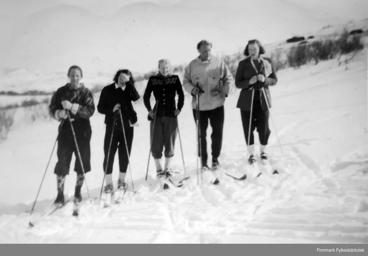 På ski en vinterdag. Fra venstre: Martin Seljemo, Ragnhild Dragseth, ukjent, Kolbjørn Olsen, og Solbjørg Løvland