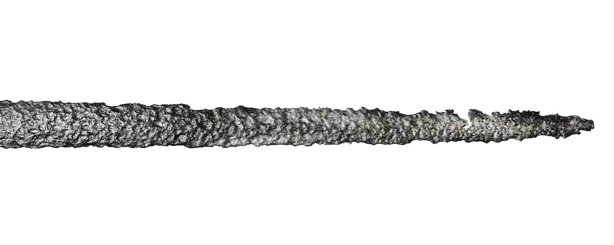 Svärd av smitt järn. Rak parerstång med kulknopp på änden.

Enligt meddelande av Rudolf Cederström är svärdet från 1300-talet.